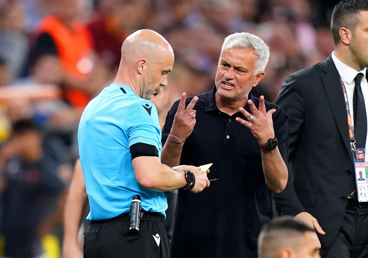Roma manager Jose Mourinho exchanges words with referee Anthony Taylor