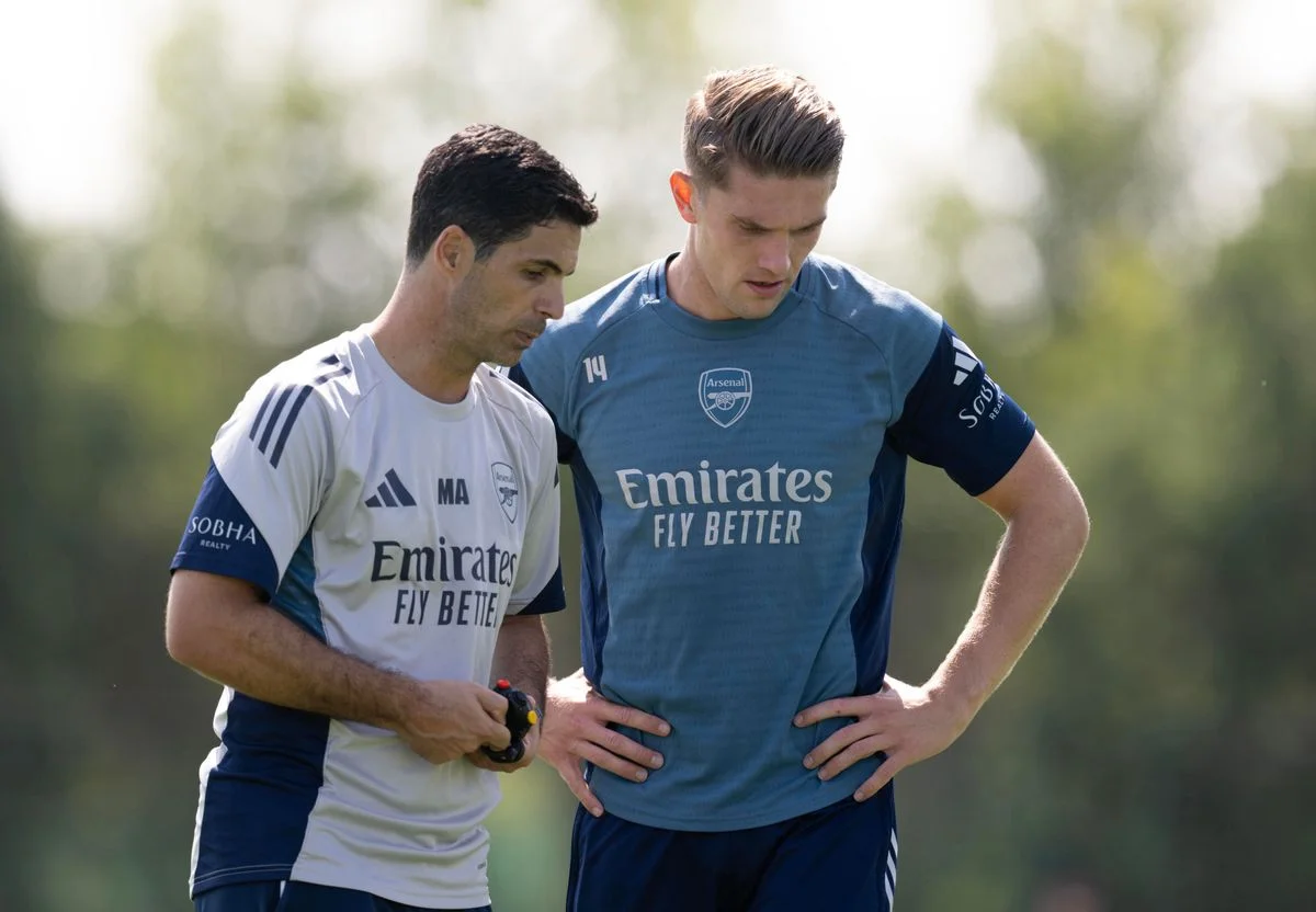 Mikel Arteta talks to Viktor Gyokeres