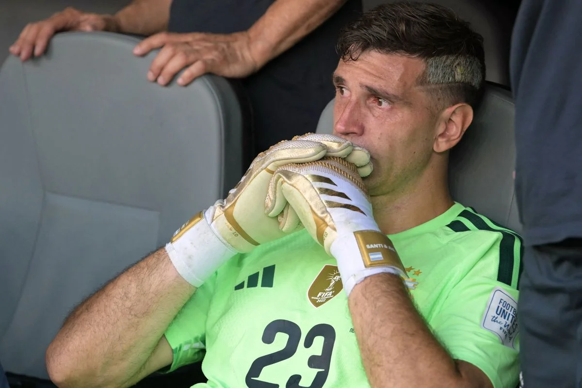 Emi Martinez looks on distraught after the World Cup final