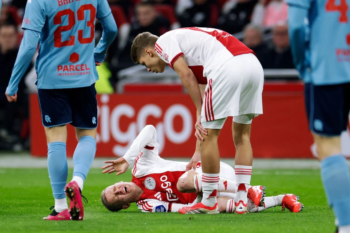 AMSTERDAM, NETHERLANDS - FEBRUARY 14: Oleksandr Zinchenko of Ajax injured during the Dutch Eredivisie  match between Ajax v Fortuna Sittard at the Johan Cruijff Arena on February 14, 2026 in Amsterdam Netherlands (Photo by Roy Lazet/Soccrates/Getty Images)