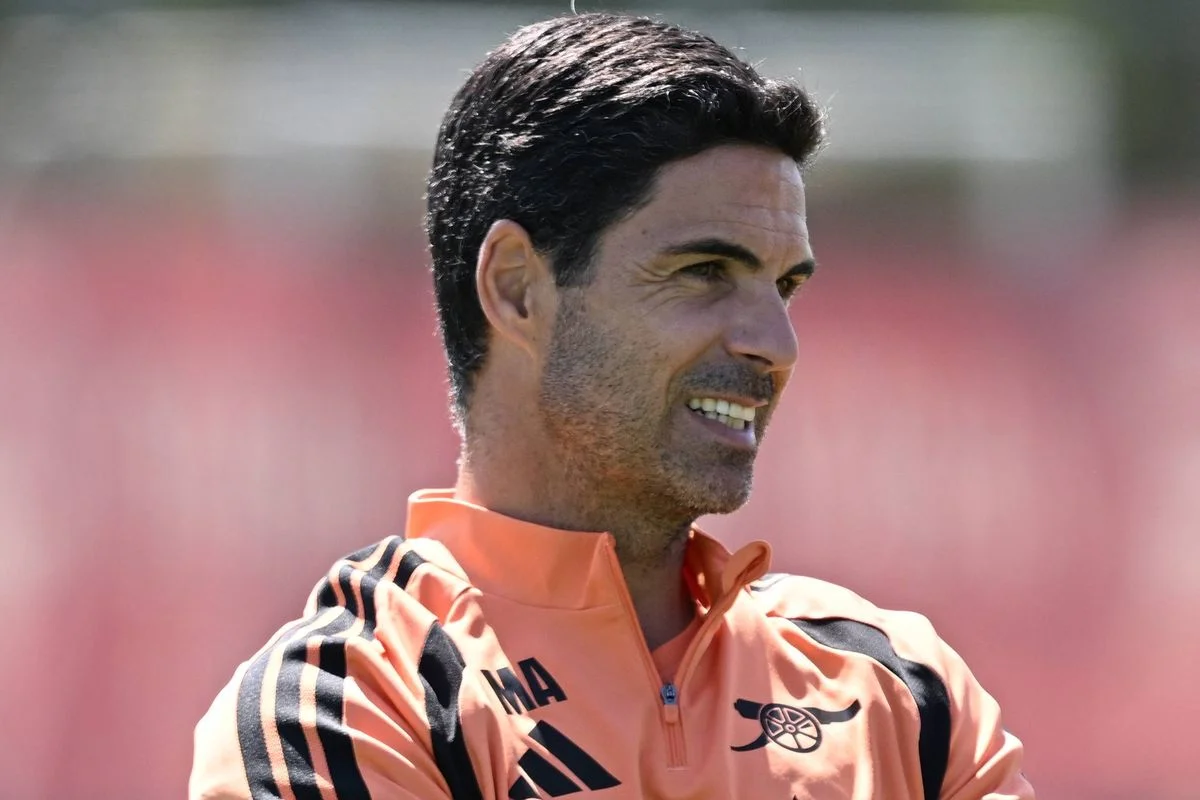 Arsenal manager Mikel Arteta with Head Of Medical Services Arnaldo Abrantes during a training session